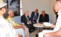 Le Contre-amiral fidjien Franck Bainimarama reçu à l’aéroport de Nouméa-La Tontouta par Victor Tutugoro (membre du FLNKS et Président désigné du GMFL, le Président du gouvernement de Nouvelle-Calédonie, Harold Martin et Roch Wamytan, 1er Vice-prés