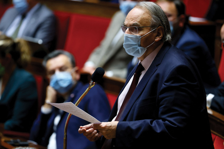 Covid-19: l'exécutif prépare "la sortie de crise" mais subit un revers sur le pass sanitaire