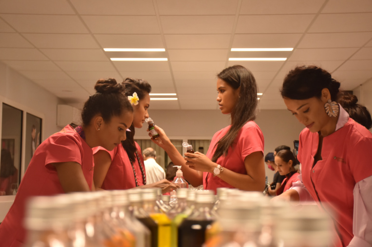 Miss Tahiti : les candidates enfilent la blouse de chimiste cosmétique Miss Tahiti : les candidates enfilent la blouse de chimiste cosmétique