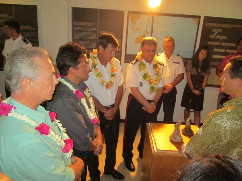 Les deux "penu" ont été remis officiellement par le service des Douanes de la Polynésie française, en présence du Haut-Commissaire, du vice président du Gouvernement local, du ministre de la culture, du directeur du service de la culture, ainsi que de la conservatrice du musée de Tahiti et des îles.