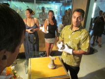 Tara Hicquily, responsable des collection du musée expliquant les origines et les dates de conception des deux "penu".