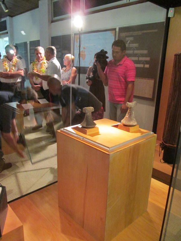 Musée de Tahiti et des îles : 2 penu « disent merci » à la douane !