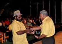 Passation de Présidence : Le Contre-amiral fidjien Franck Bainimarama offre un « lali » (tambour fidjien) à Victor Tutugoro, désigné par le mouvement indépendantiste FLNKS de Nouvelle-Calédonie, lors d’une cérémonie mercredi soir. (Source photo : ministèr