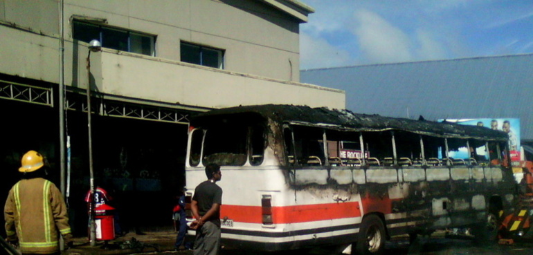 Un bus s’enflamme en plein centre de Suva