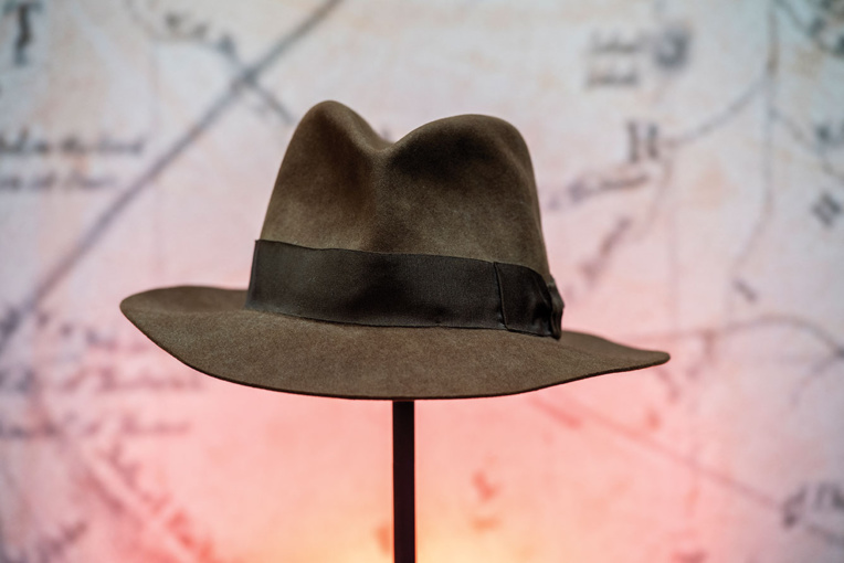 Le chapeau d'Indiana Jones et un droïde de Star Wars aux enchères à Los Angeles Le chapeau d'Indiana Jones et un droïde de Star Wars aux enchères à Los Angeles