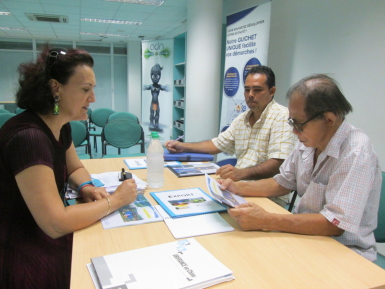 Isabelle Fernandez (à gauche) qui est la responsable de UbiFrance-Chine, donne de précieux conseils sur les possibilités en matière d'affaires en Chine.