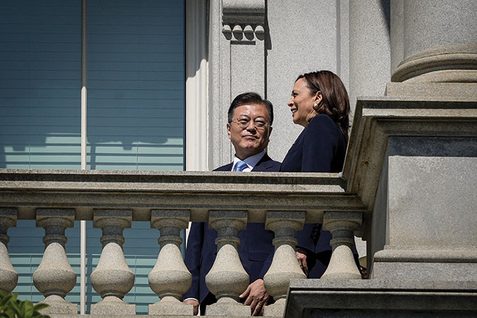 Biden reçoit Moon, la stratégie face à Pyongyang en question