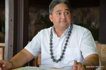 Richard Tuheiava interpelle Gaston Flosse sur le nucléaire et la dette