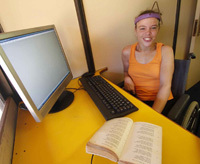 Nathalie  est infirme, elle écrit avec une licorne