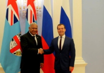 Le Contre-amiral fidjien Franck Bainimarama au cours d’un entretien en fin de semaine dernière avec le chef de l’exécutif russe, Dmitri Medvedev. (Source photo : ministère fidjien de l’information).