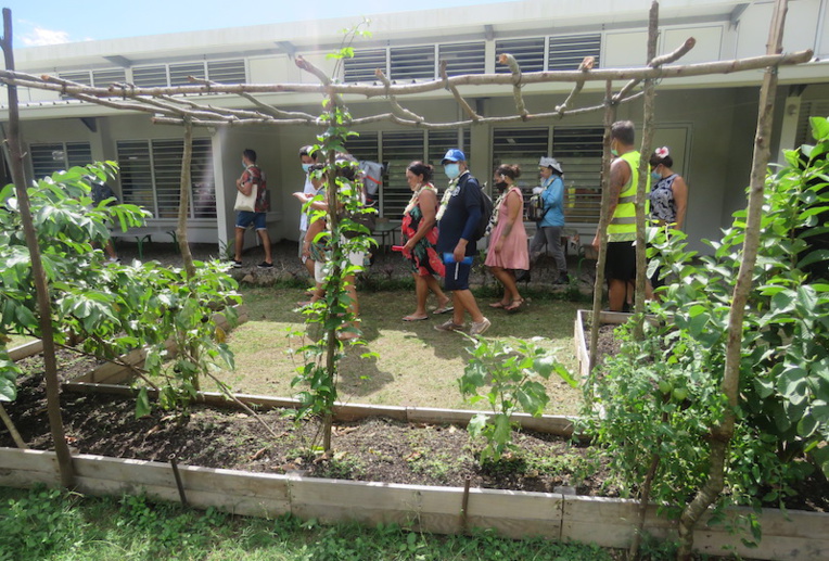 Visite du SPCPF et des élus à l'école primaire de Papetoai à Moorea.