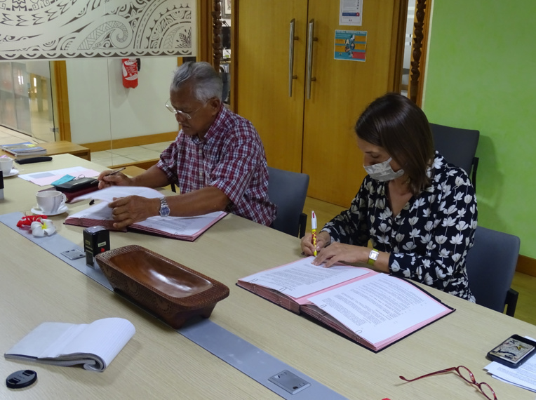 Cécile Gilquin et Gaston Tong Sang ont signé jeudi matin  les trois conventions dans les bureaux de l’AFD.