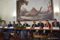 Le gouvernement de Gaston Flosse quasi complet assistait ce mercredi à la conférence de presse à l'issue du Conseil des ministres.