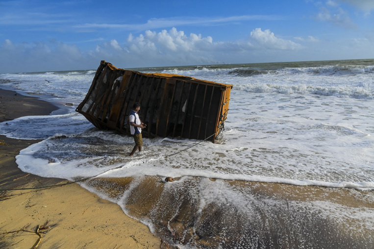 Sri Lanka: une plage polluée par des tonnes de plastique provenant d'un navire en feu Sri Lanka: une plage polluée par des tonnes de plastique provenant d'un navire en feu