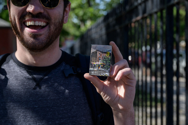 A la chasse aux oeuvres d'art miniatures dans les rues de Brooklyn A la chasse aux oeuvres d'art miniatures dans les rues de Brooklyn