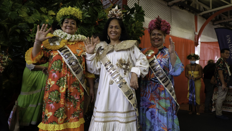 Émiline Tumahai entourée de ses deux dauphines, Régina Tauraa et Manania Esau. Émiline Tumahai entourée de ses deux dauphines, Régina Tauraa et Manania Esau.