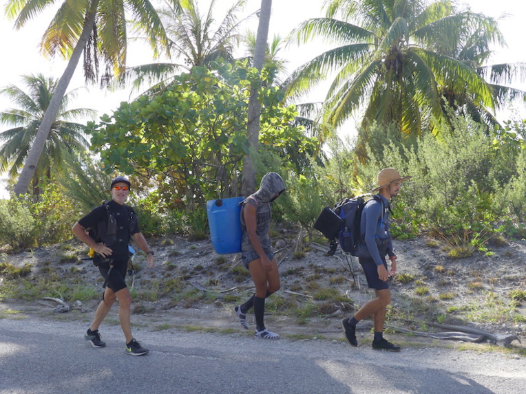 Le défi sportif du tour de Rangiroa victime de la houle