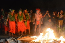 Marche sur le feu : Le Sacerdoce de Te Arii Mana Marua Te Po.