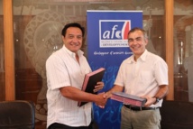 Le maire de Papeete Michel Buillard avec le représentant de l'AFD lors de la signature de la convention de prêt.