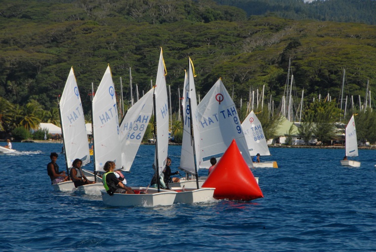 Les régates se sont disputées avec un vent d'Est faible de 8-10 nœuds. Les régates se sont disputées avec un vent d'Est faible de 8-10 nœuds.