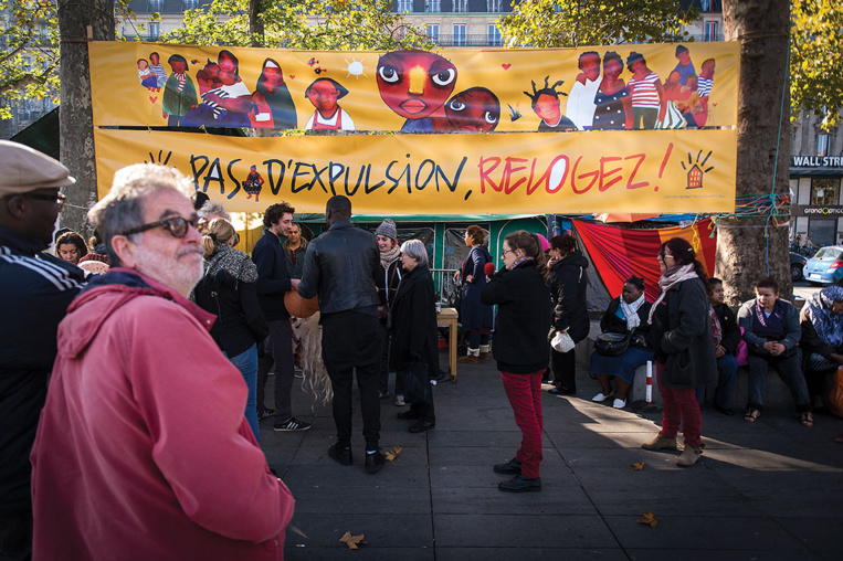 Environ un millier de manifestants pour le droit au logement à Paris Environ un millier de manifestants pour le droit au logement à Paris
