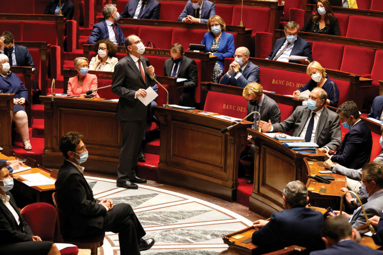 Loi antiterroriste: à l'Assemblée, gauche et droite tirent tour à tour leurs fléches