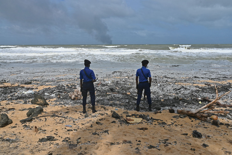 Le Sri Lanka prêt à lutter contre une marée noire, "pire des scénarios" après le naufrage d'un navire Le Sri Lanka prêt à lutter contre une marée noire, "pire des scénarios" après le naufrage d'un navire