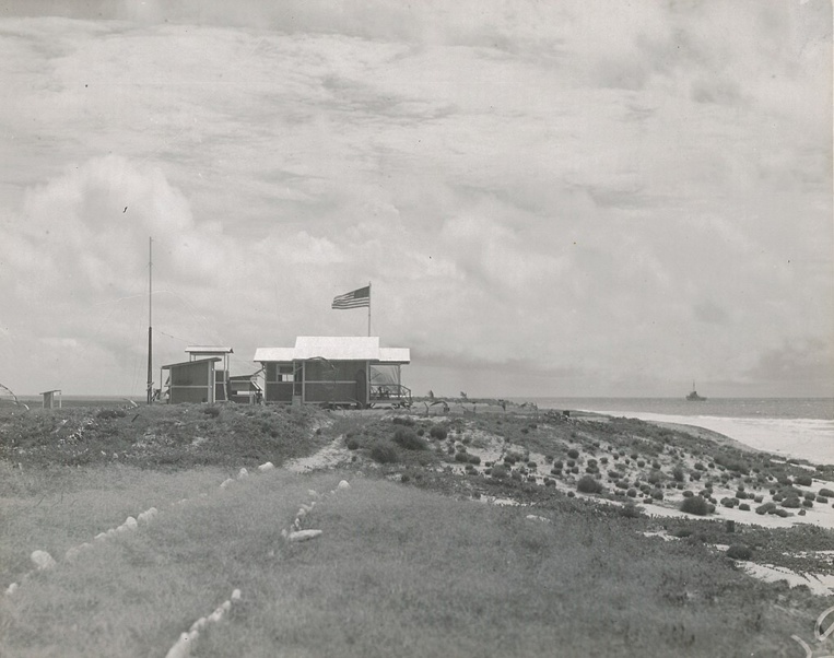 Une vue du petit camp de Baker Island construit sur un coin légèrement en relief afin d’éviter l’inondation en cas de tempête tropicale.