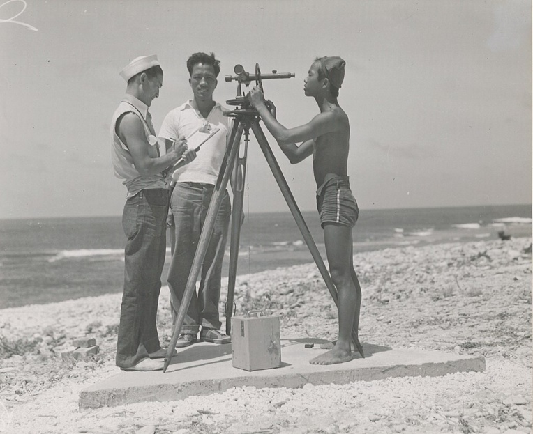 Officiellement, les jeunes Hui Panalā’au n’effectuaient que des taches civiles, mais leur présence, à partir de 1940, était en réalité voulue par l’armée qui disposait ainsi d’observateurs. Officiellement, les jeunes Hui Panalā’au n’effectuaient que des taches civiles, mais leur présence, à partir de 1940, était en réalité voulue par l’armée qui disposait ainsi d’observateurs.