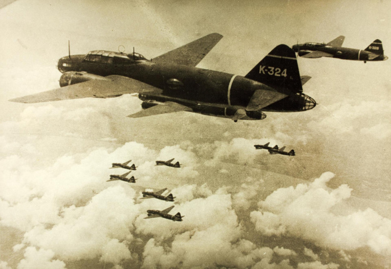 Quatorze bombardiers japonais, dès le 8 décembre, bombardèrent les petits atolls occupés par les Américains, la preuve que la “colonisation secrète” de ces derniers n’avait pas échappé aux espions nippons.