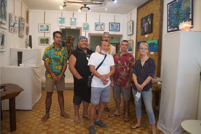 Une partie des artistes qui exposent à la galerie Anuanua de Uturoa.