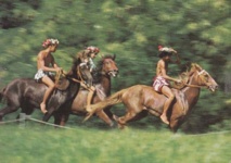 Hippisme: le 14 juillet, les jockeys, vêtus de pareu, montent "à cru"