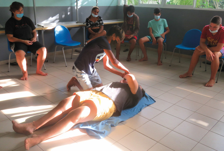 Les élèves de 3eme du collège de Paopao ont reçu une formation. Ils ont appris les premiers gestes à adopter sur une victime en attendant les secours.