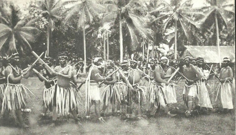 Ancienne photo de danses en Micronésie. Ces populations très isolées les unes des autres vivaient de la pêche et d’un peu de culture avant l’arrivée des trafiquants américains et européens. C’est sous l’administration allemande que la culture du cocotier (pour le coprah) fut développée au détriment des autres ressources. Ancienne photo de danses en Micronésie. Ces populations très isolées les unes des autres vivaient de la pêche et d’un peu de culture avant l’arrivée des trafiquants américains et européens. C’est sous l’administration allemande que la culture du cocotier (pour le coprah) fut développée au détriment des autres ressources.