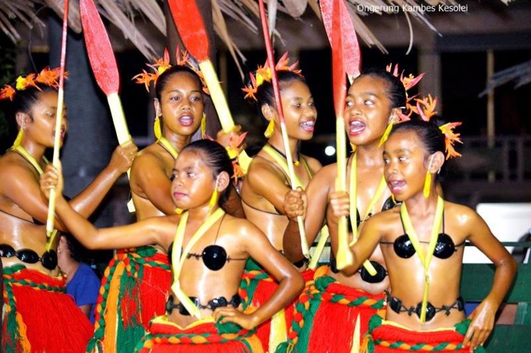 Après le grand massacre sur l’atoll de Sapwuahfik, les assaillants se partagèrent les jeunes et jolies femmes emmenées à Pohnpei. Bientôt elles reviendront avec leurs nouveaux compagnons, bourreaux et victimes cohabitant et donnant naissance à une petite société bien à part du reste de la Micronésie. Après le grand massacre sur l’atoll de Sapwuahfik, les assaillants se partagèrent les jeunes et jolies femmes emmenées à Pohnpei. Bientôt elles reviendront avec leurs nouveaux compagnons, bourreaux et victimes cohabitant et donnant naissance à une petite société bien à part du reste de la Micronésie.