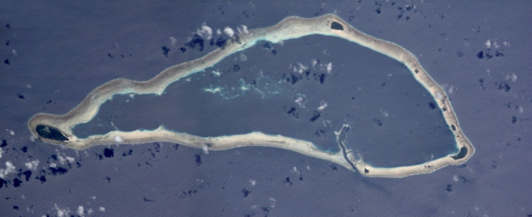 Merci à la NASA pour cette vue aérienne de l’atoll de Sapwuahfik, anciennement Ngatik.