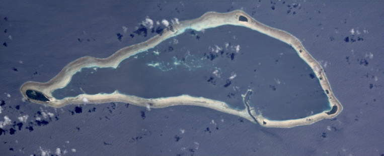 Merci à la NASA pour cette vue aérienne de l’atoll de Sapwuahfik, anciennement Ngatik. Merci à la NASA pour cette vue aérienne de l’atoll de Sapwuahfik, anciennement Ngatik.