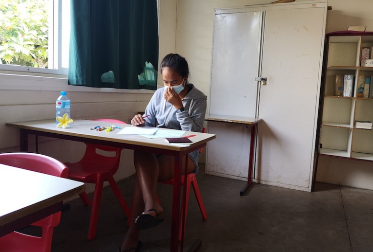 Une élève après son épreuve de philosophie mercredi au lycée de Raiatea. Une élève après son épreuve de philosophie mercredi au lycée de Raiatea.