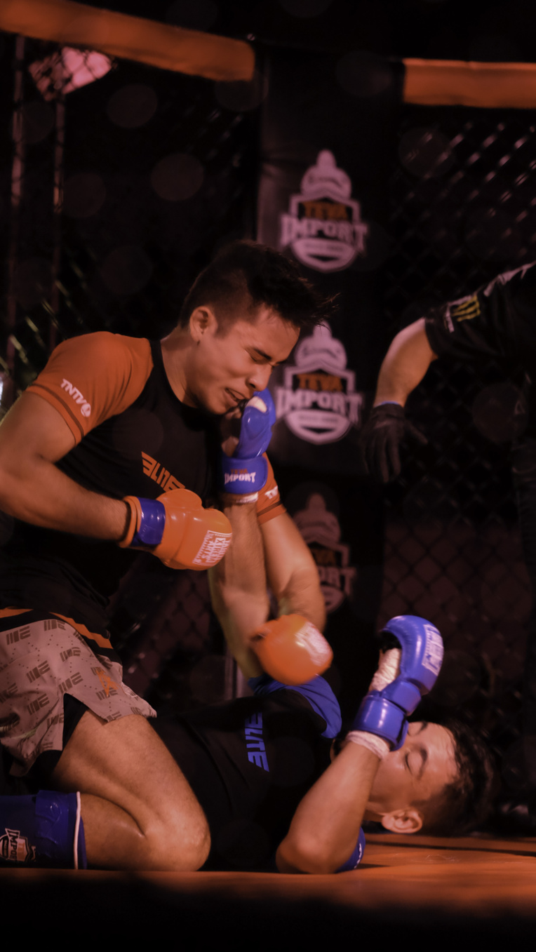 Touché à l'arcade dans le premier round, Julian Schlouch a emmené son adversaire au sol pour le dominer. Touché à l'arcade dans le premier round, Julian Schlouch a emmené son adversaire au sol pour le dominer.