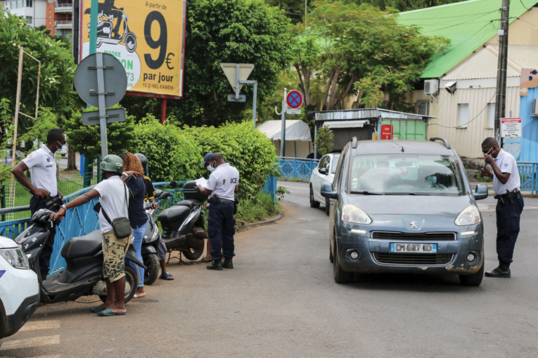 Mayotte: les riverains bloquent des routes après le meurtre d'un automobiliste Mayotte: les riverains bloquent des routes après le meurtre d'un automobiliste