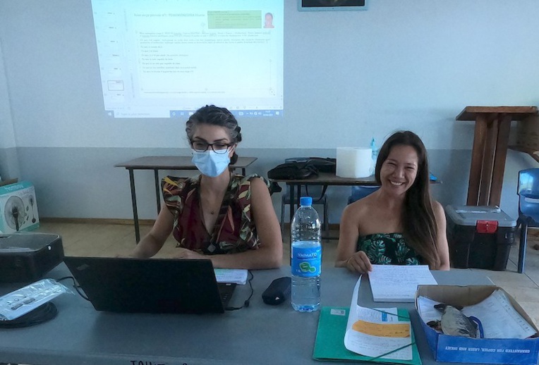 Juliette Languille, à gauche, ingénieure en charge de la formation sur place.