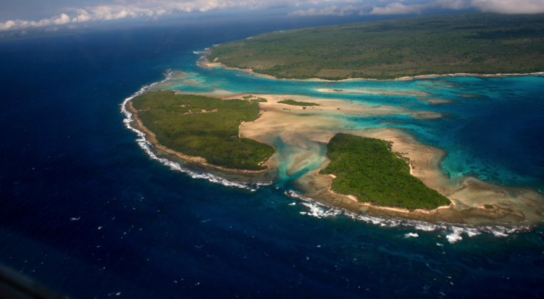 Vue du ciel, les couleurs des lagons de Santo n'ont rien à envier à ceux de Polynésie. L'île bleue n'a pas usurpé son surnom.