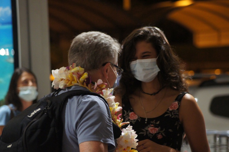 Retrouvailles franches pour les passagers vaccinés, dont le résultat au test antigénique s'avère sans surprise plus souvent négatif. Retrouvailles franches pour les passagers vaccinés, dont le résultat au test antigénique s'avère sans surprise plus souvent négatif.