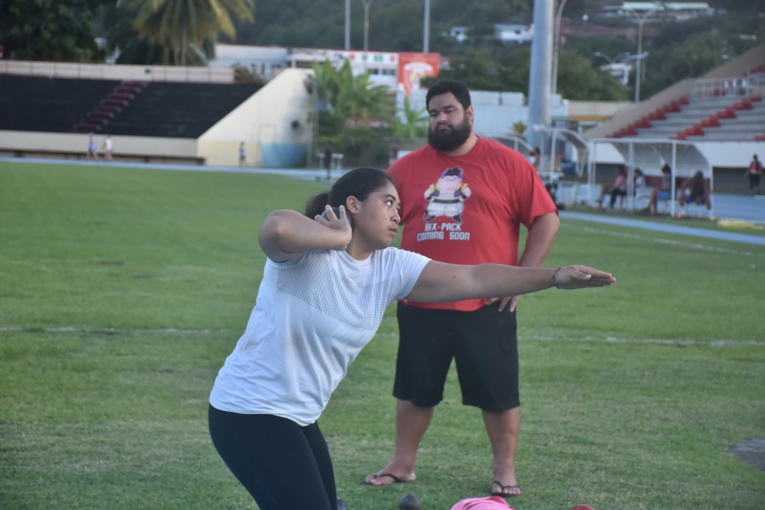 Loveleina Wong Sang, grand espoir de l'athlétisme polynésien, travaille sa technique de lancer sous le regard intransigeant de son mentor Tumatai Dauphin.