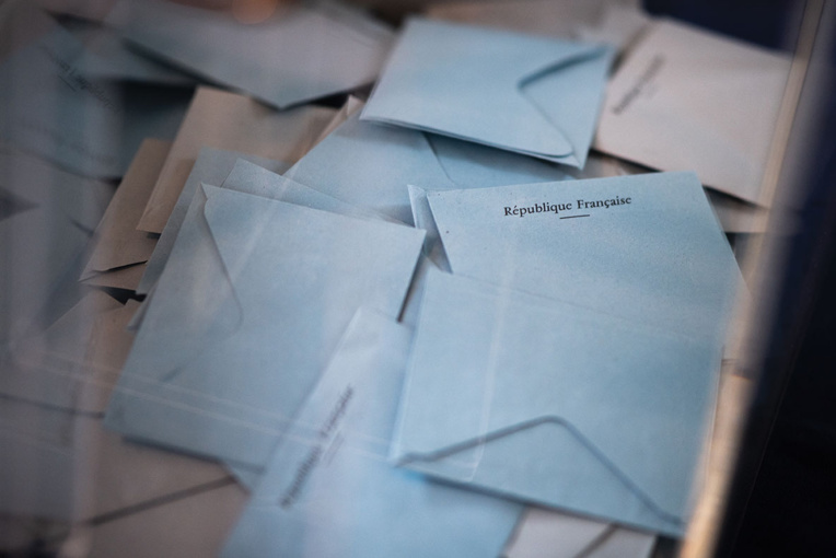 Régionales: la participation s'effondre, les sortants bien placés Régionales: la participation s'effondre, les sortants bien placés