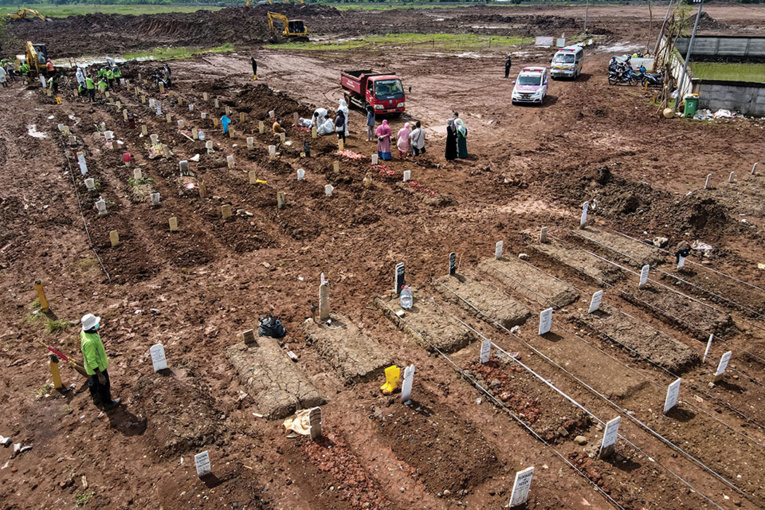 Covid-19: l'Indonésie passe le cap des 2 millions de cas, l'épidémie accélère Covid-19: l'Indonésie passe le cap des 2 millions de cas, l'épidémie accélère