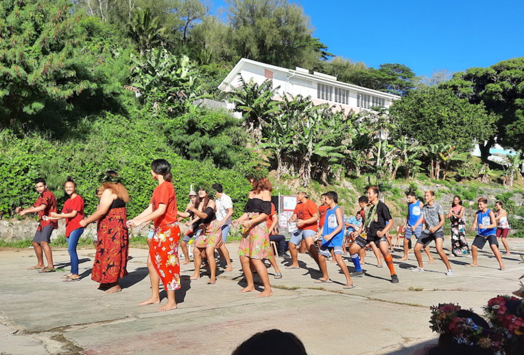 Le haka des internes de Rimatara. Le haka des internes de Rimatara.