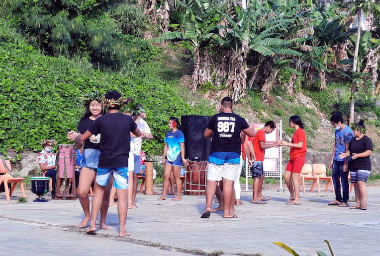 La classe de 4ème a présenté un spectacle de salsa. La classe de 4ème a présenté un spectacle de salsa.