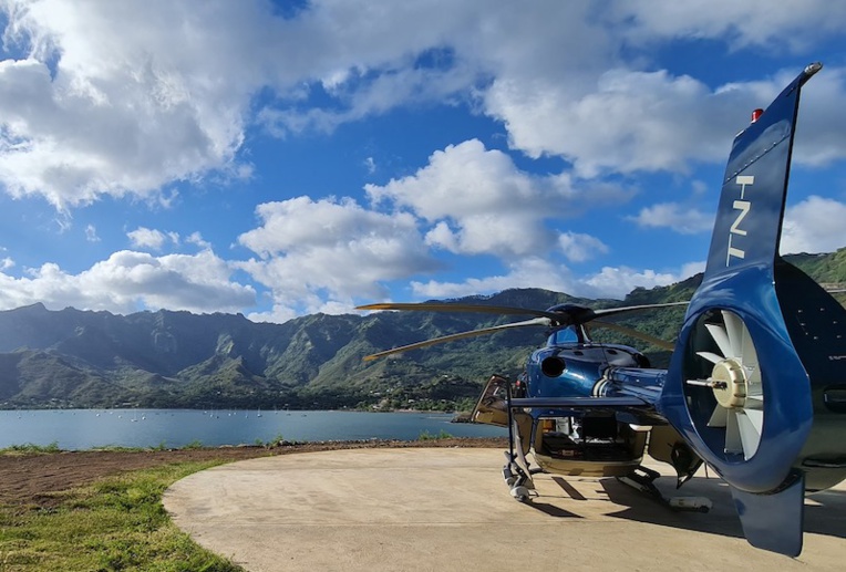 L'un des appareils de de Tahiti Nui Helicopters à Taiohae. (Crédit photo FB Tahiti Nui Helicopters)