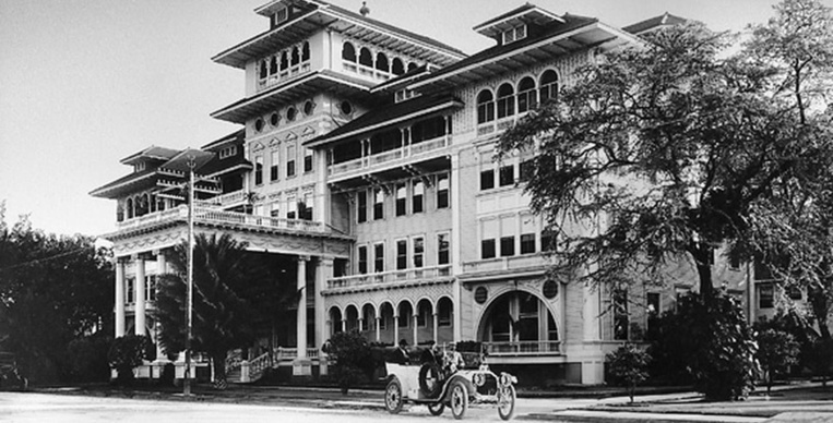 La façade du palace quelques années à peine après son ouverture. Le trafic est aujourd’hui beaucoup plus dense sur Kalakaua avenue...